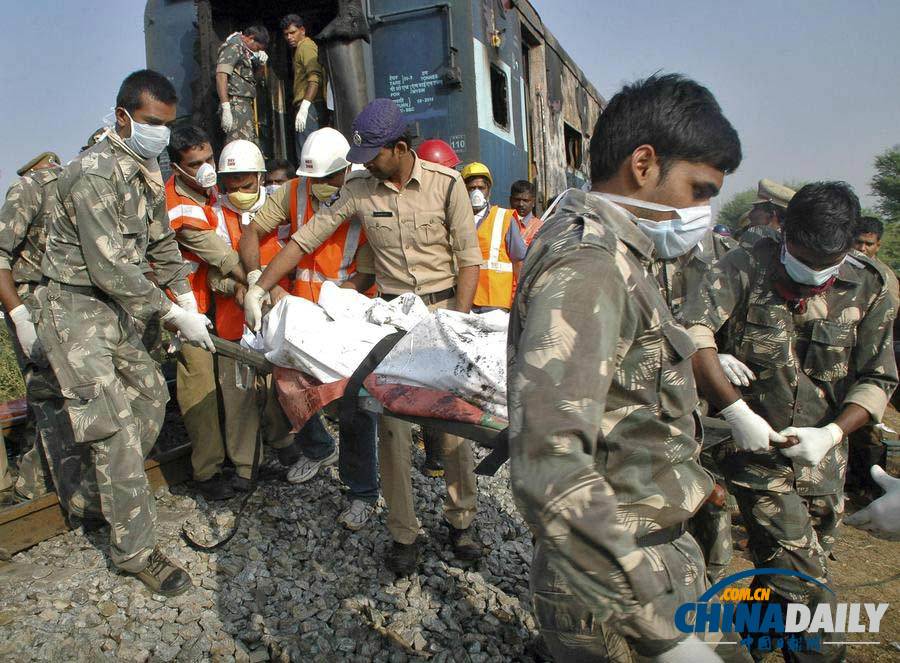 印度列车失火26人遇难