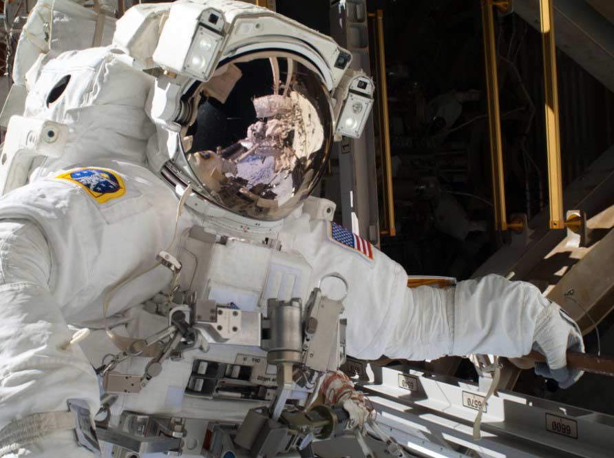 美宇航员太空玩“自拍” 蓝色地球为背景