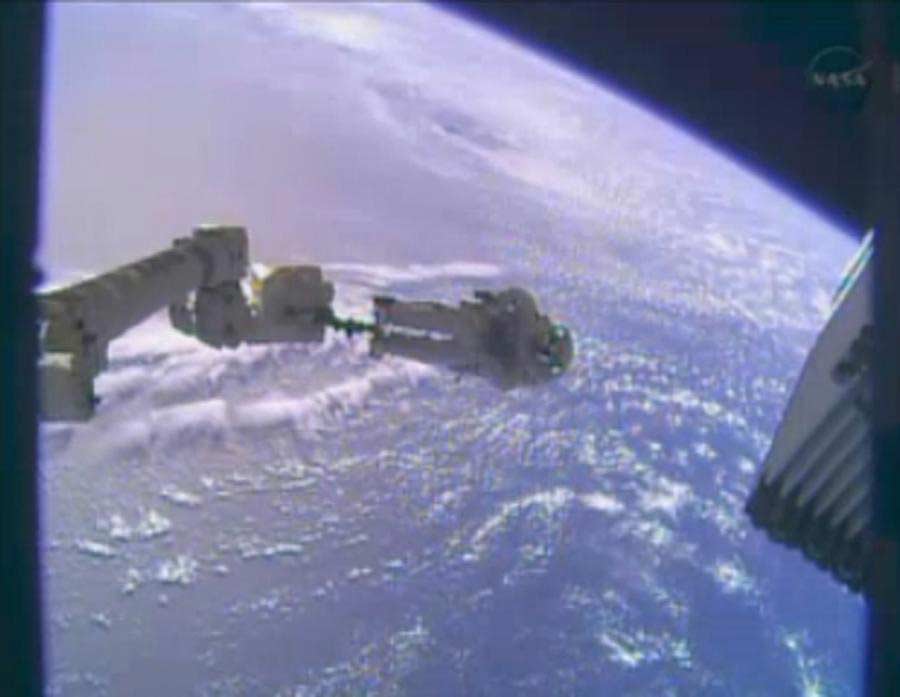 美宇航员太空玩“自拍” 蓝色地球为背景