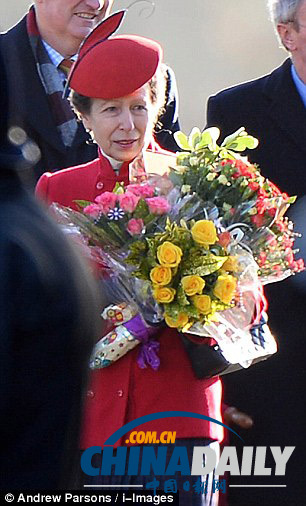 英女王打破传统 教堂礼拜归来拒收儿童献花