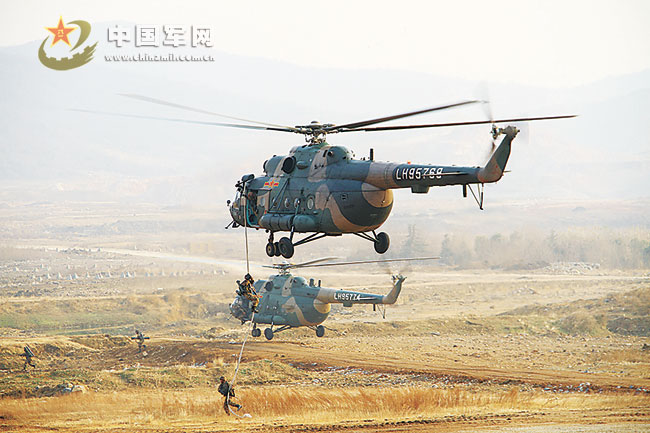 南京军区陆航某旅组织特战分队进行机降突击训练