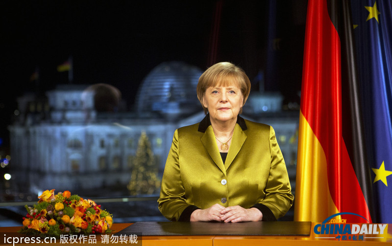 德国总理默克尔身着“土豪金”发表新年致辞