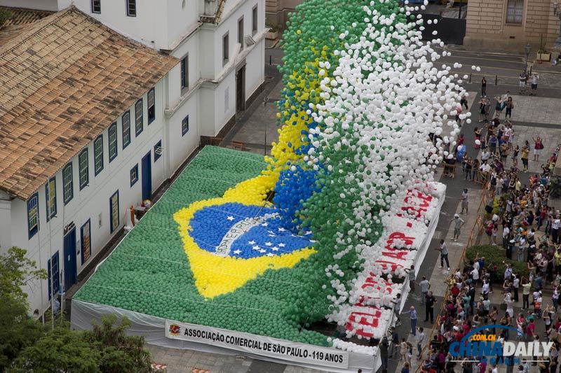 巴西圣保罗放飞数千“国旗气球”迎新年 场面震撼