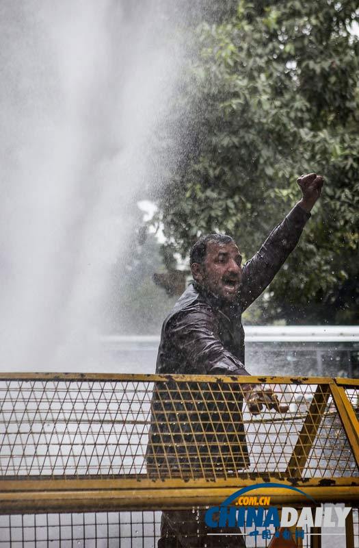 印度反对派示威抗议腐败 遭警方高压水枪镇压