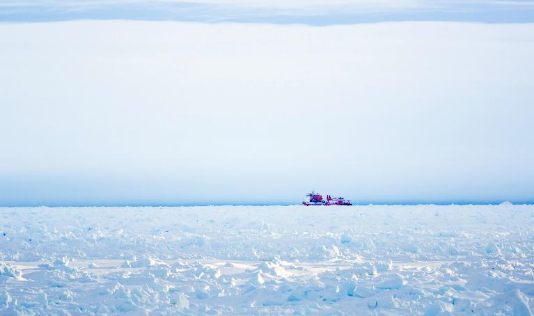 俄科考船被困南极 或需中国直升机救援