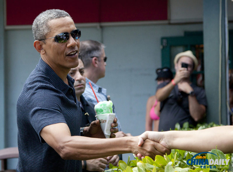奥巴马夏威夷度假买刨冰 和民众偶遇遭围观拍照
