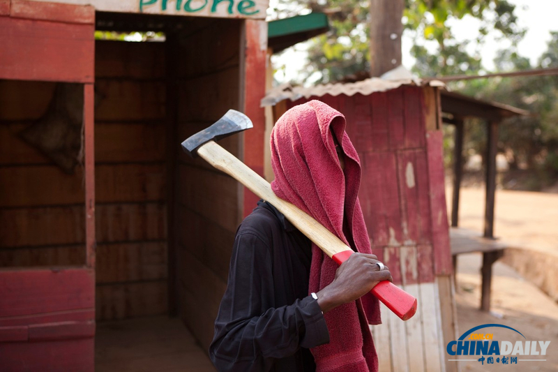 中非宗教冲突不断 女民兵肩扛大砍刀有人被活活打死