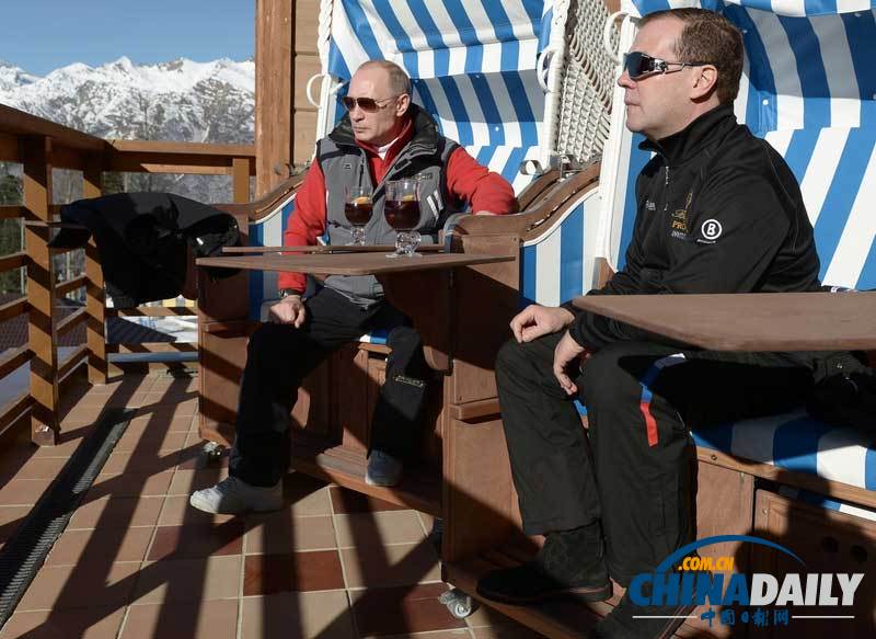 普京视察冬奥会设施 与梅德韦杰夫一起滑雪喝茶