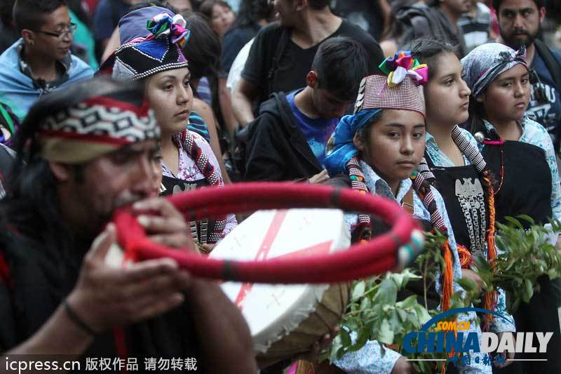 智利抗议者焚烧路障 纪念土著居民遭警察射杀六周年