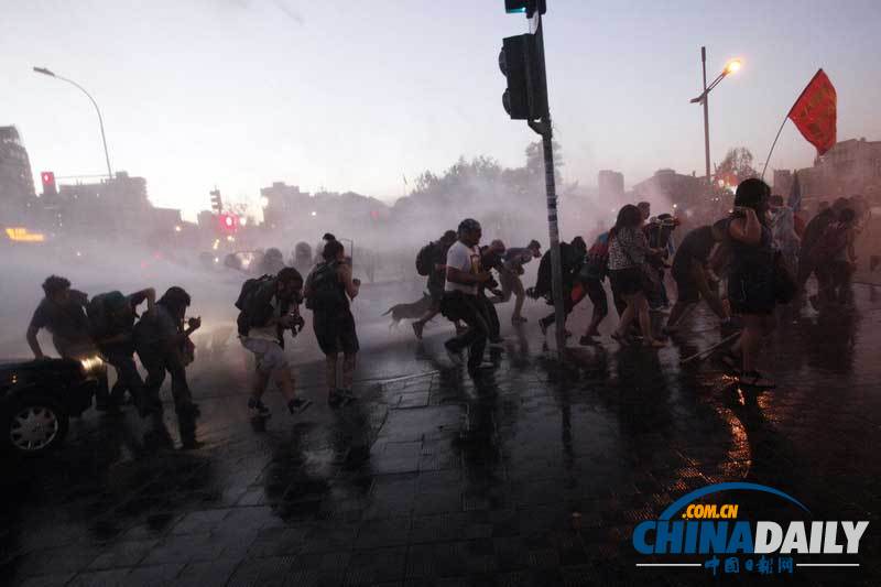 智利抗议者焚烧路障 纪念土著居民遭警察射杀六周年