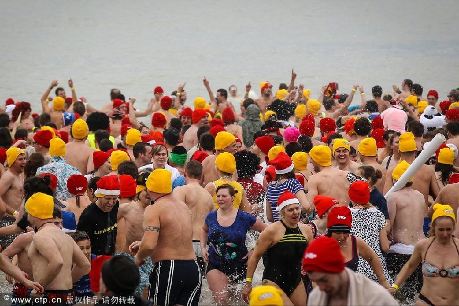 比利时民众参加传统冬泳庆祝新年开始