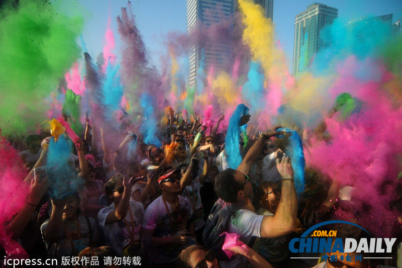 菲律宾举办新年彩色赛跑 五彩民众共享体育欢乐