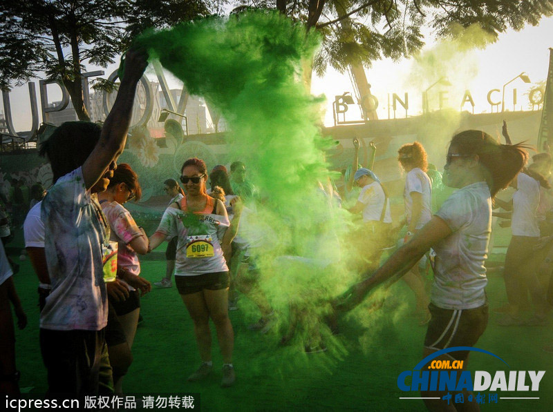 菲律宾举办新年彩色赛跑 五彩民众共享体育欢乐