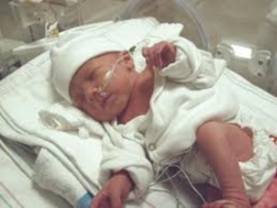 意大利女子怀孕10周时中枪 昏迷4个月后生下女儿