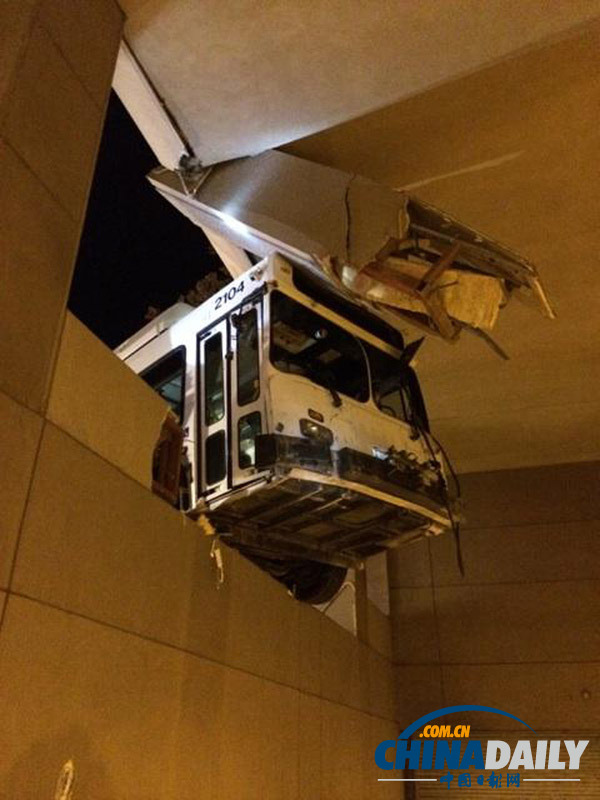 美国一公交车撞进建筑停车场 悬挂半空惊险吓人