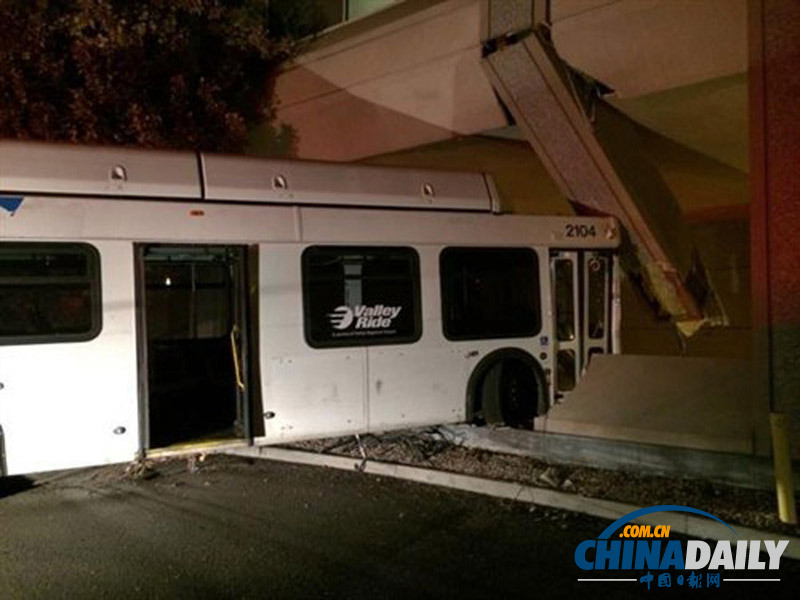 美国一公交车撞进建筑停车场 悬挂半空惊险吓人