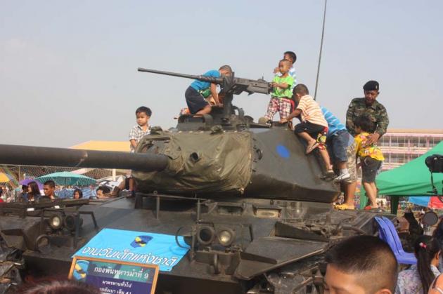 泰军方称坦克开进曼谷为庆祝儿童节而非政变