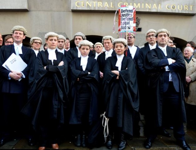 英国女律师拎万元名牌包参加罢工遭质疑