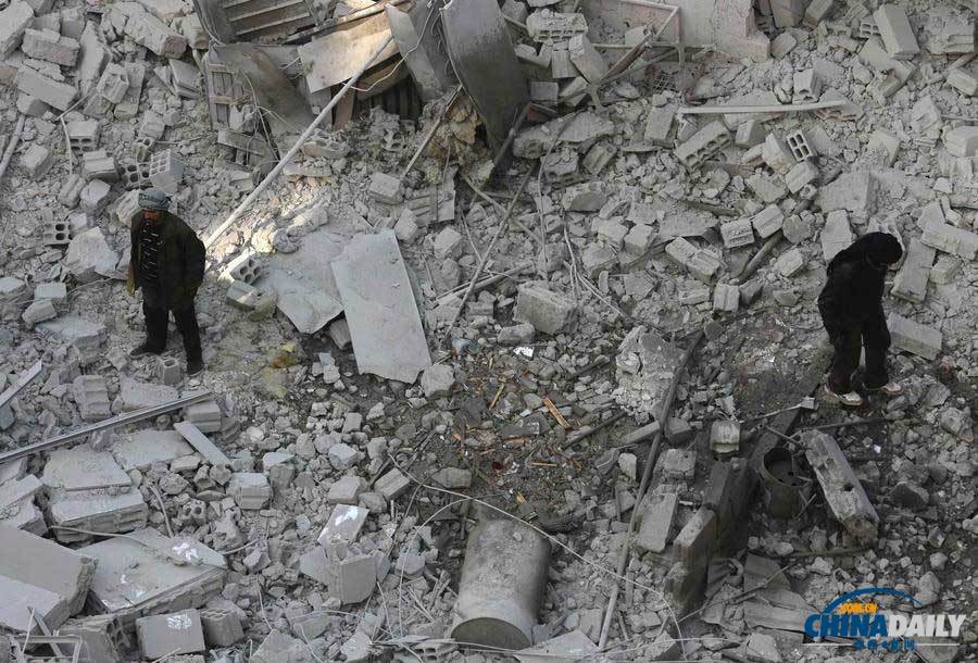 叙移交化武首日遭空袭 民众组人链废墟中拯救儿童