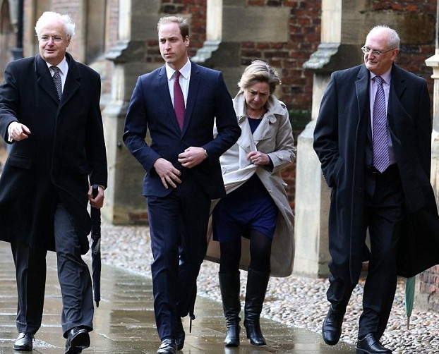 图：威廉王子西装笔挺入读剑桥 乘火车抵达学校 