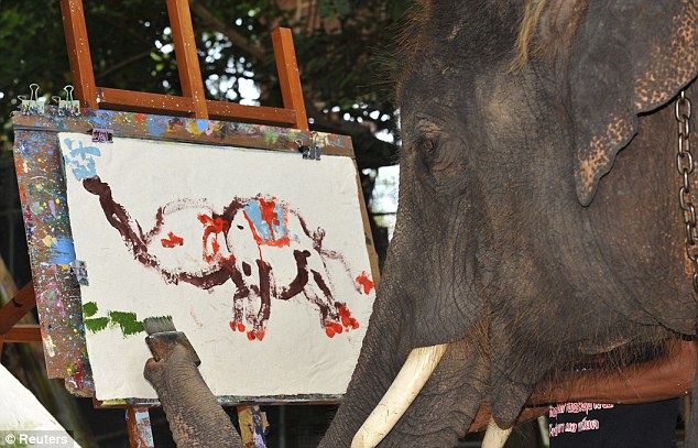 泰国大象用鼻子作画8年 “自画像”惟妙惟肖