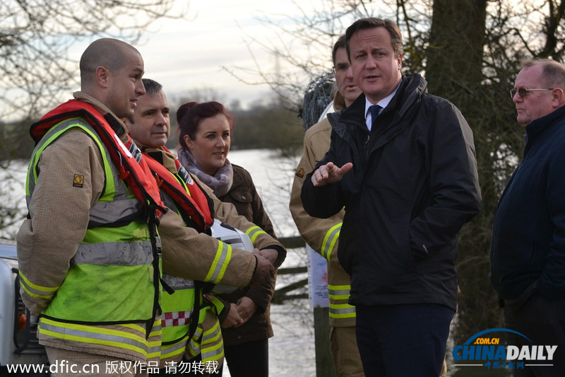 英国连日暴雨致洪水泛滥 卡梅伦趟水视察灾区
