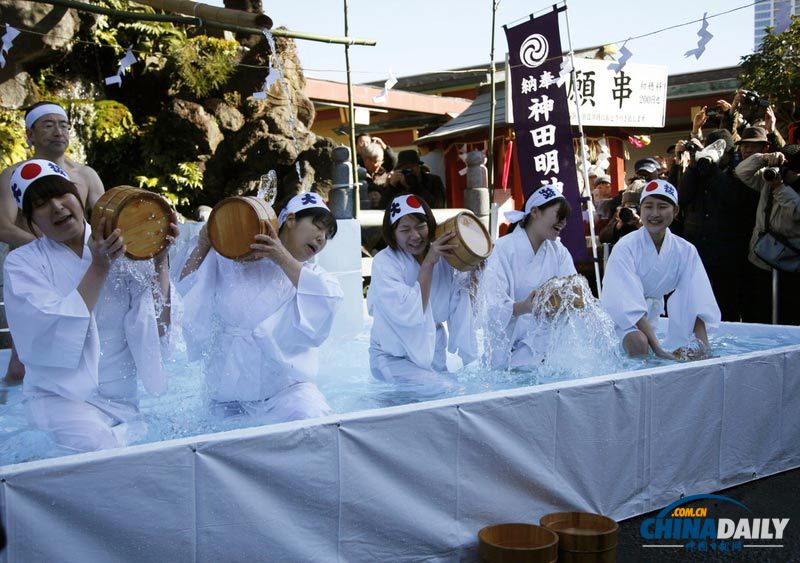 为净化身体和灵魂 日本神道教信徒无论男女自泼冰水