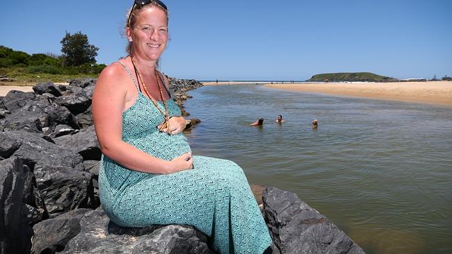 澳大利亚女子怀孕8个月勇救两落海男童