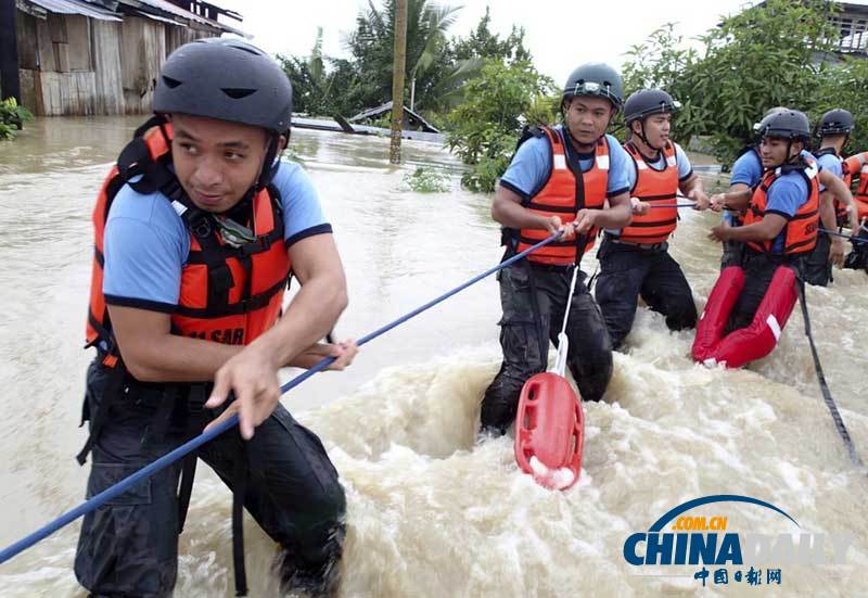 印尼首都被洪水淹没 民众纷纷涉水出逃