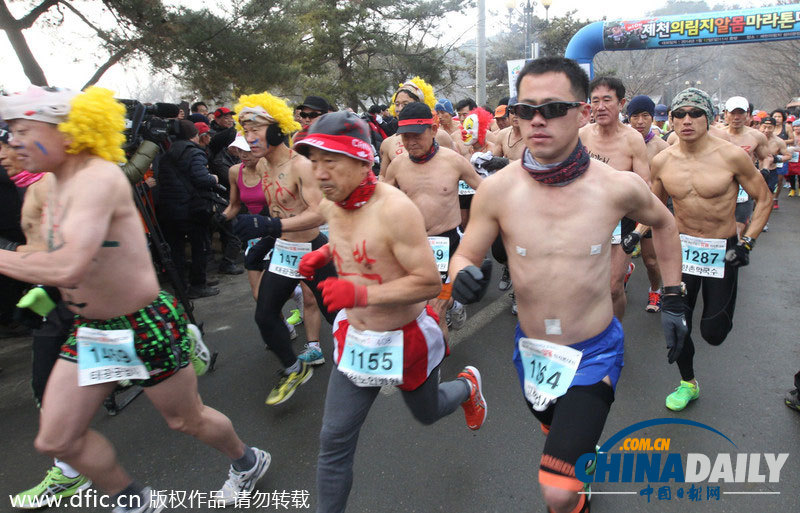 韩国举行公益“半裸”马拉松赛 号召民众戒烟
