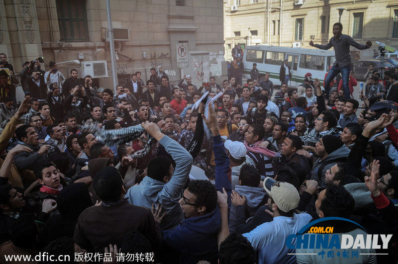 埃及学生与安全部队发生激烈冲突 致多人受伤