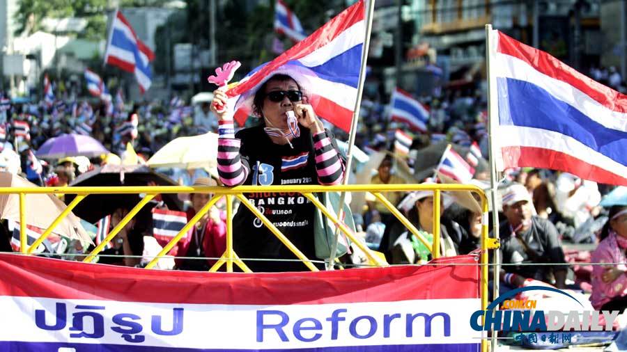 泰反对派冲击政府各部大楼 示威者网上晒自拍照