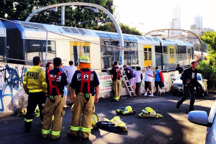 悉尼火车脱轨 车厢突然冒出金属杆险伤乘客面部