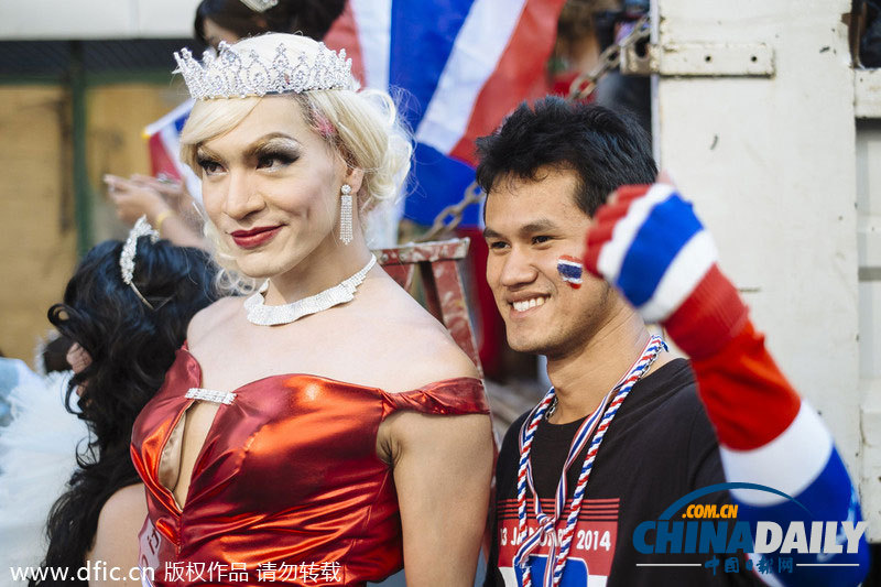 泰国人妖参与“封锁曼谷”抗议活动 与民众合影