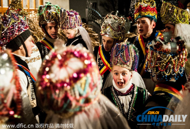 乌克兰民众穿稻草服狂欢迎新年 色彩浓艳