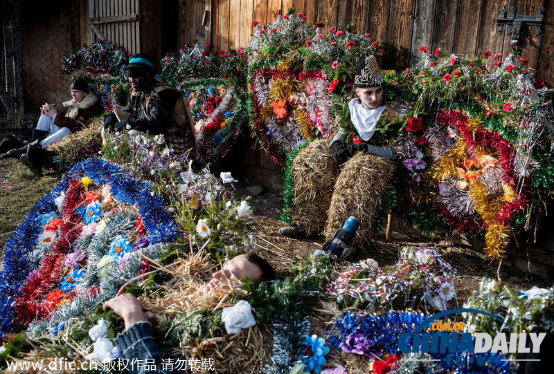 乌克兰民众穿稻草服狂欢迎新年 色彩浓艳