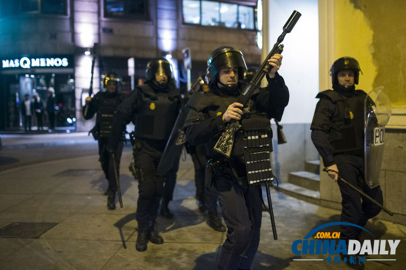 西班牙爆发警民冲突 致11名警员受伤40人被捕