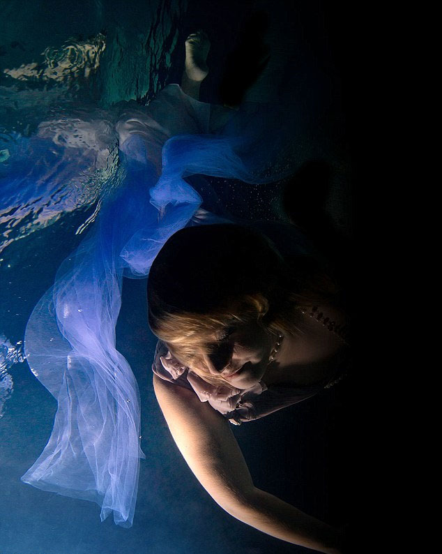 绝美水下摄影 美摄影师帮绝症幸存者找回自信