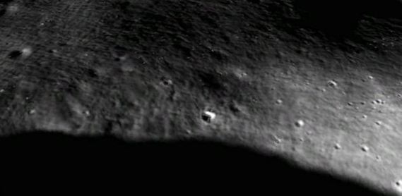 月球表面现神秘楔形物 网友称或为巨型太空船