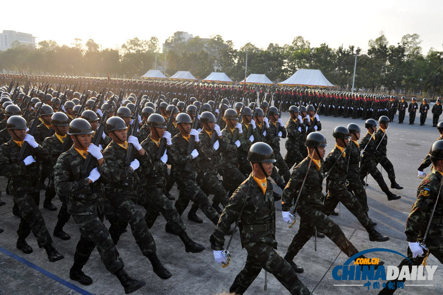 泰国举行阅兵式庆祝“建军节”
