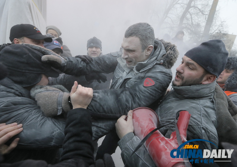 乌克兰首都发生骚乱 抗议者与警察发生激烈冲突