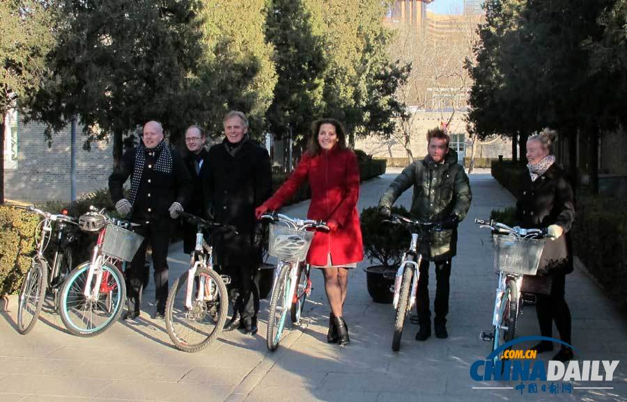丹麦女交通部长寒风中从酒店骑自行车到驻华使馆