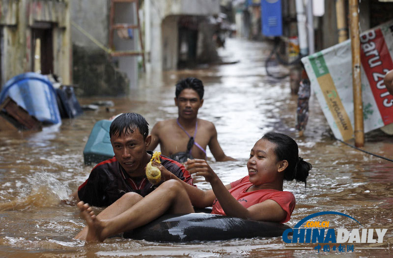 印尼洪水泛滥持续 居民被迫“划船”出行