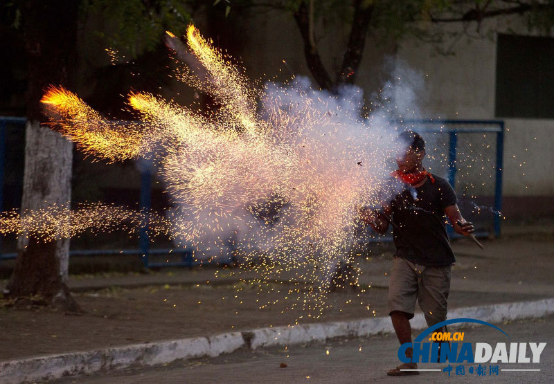 尼加拉瓜警察击毙示威工人 民众携自制火器对抗