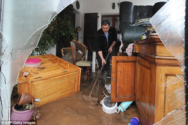 法国南部暴雨引发洪灾 2人死亡数千人受影响