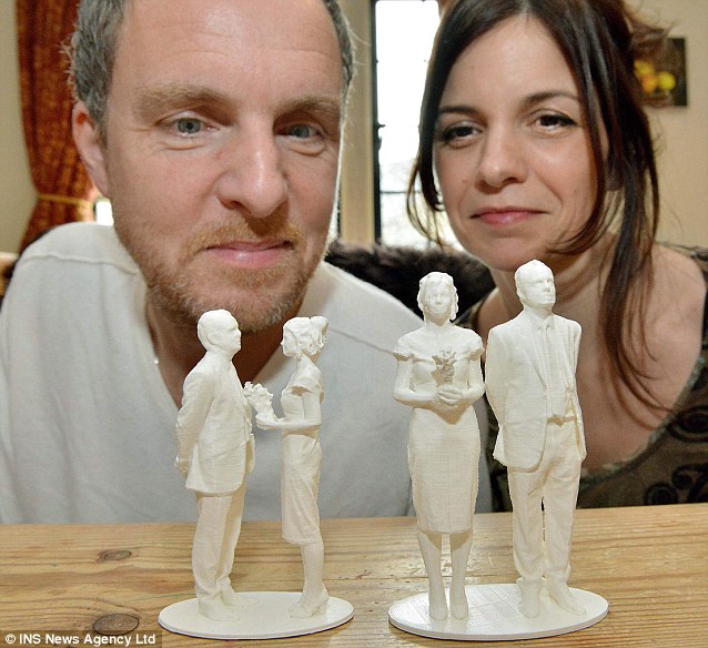 3D打印又有新用途！英国新人打印自拍婚礼蛋糕人偶