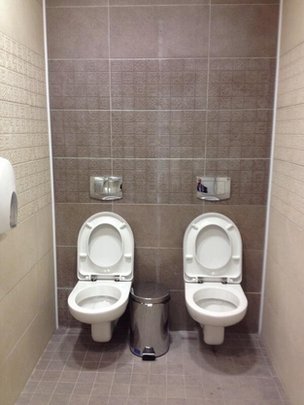 索契冬奥会场地惊现双厕桶洗手间 引推特热议