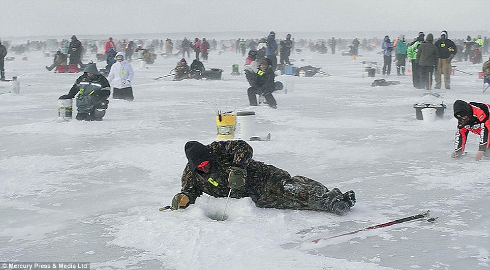 逾万美国人零下40度参加钓鱼比赛