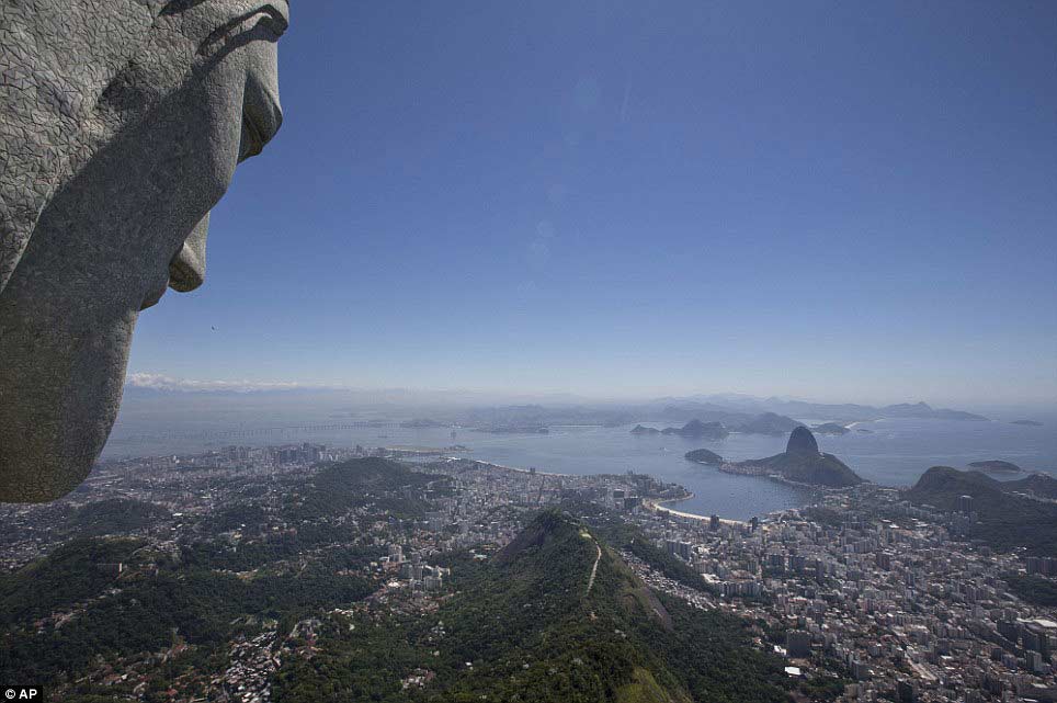 巴西修复遭雷击耶稣像耗时4个月