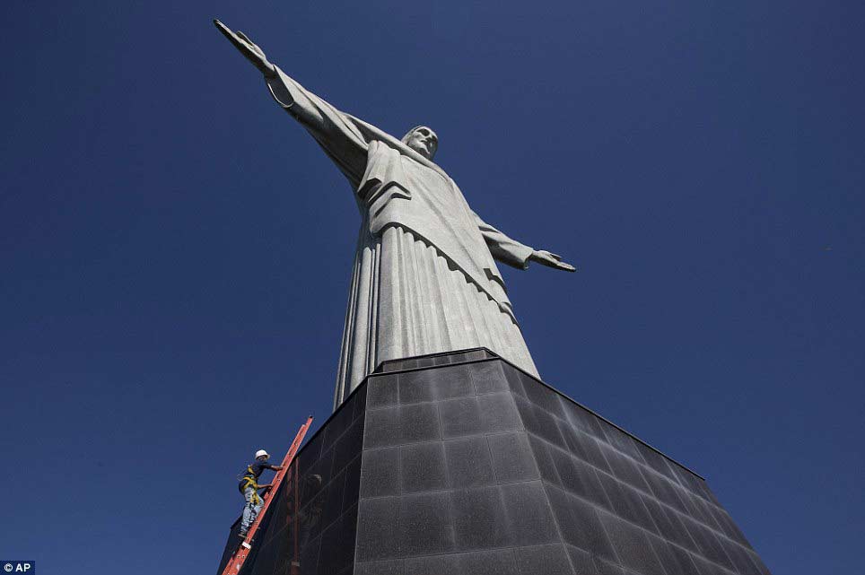 巴西修复遭雷击耶稣像耗时4个月